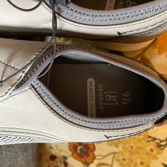 George lightweight sneakers, and a pair of slippers - Picture 4 of 4